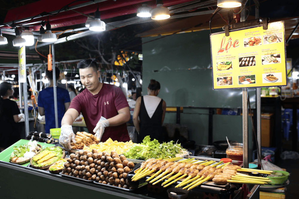 Visitors have the opportunity to indulge in various grilled meats (Source: Chợ Đ&ecirc;m Sơn Tr&agrave; - Wonders Night Market)